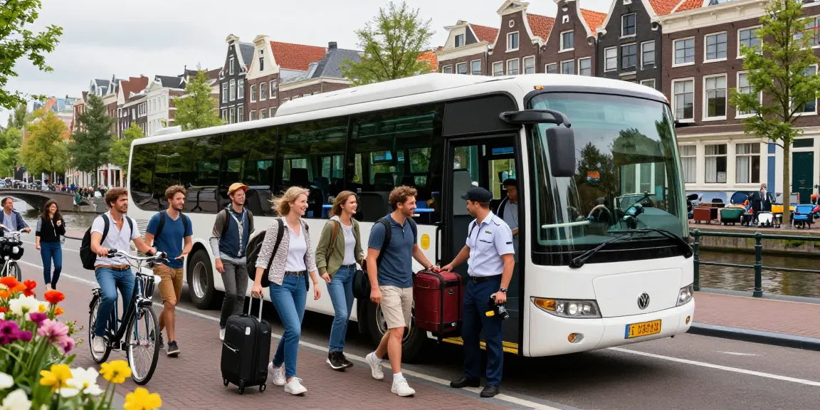 Taxi bus Amsterdam die groepsreizigers met bagage verwelkomt voor iconische stadsuitzicht.